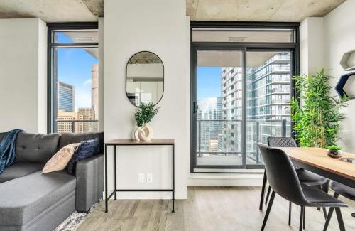 Connaught Casa | Corner Luxury High-Rise Condo Sleeps 7