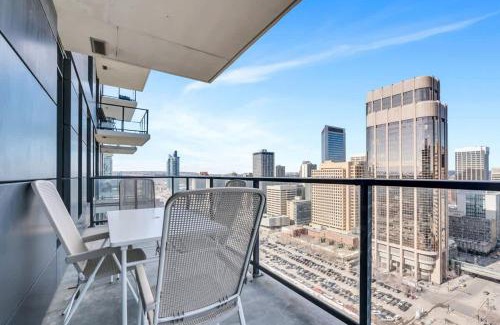 Connaught Casa | Corner Luxury High-Rise Condo Sleeps 7