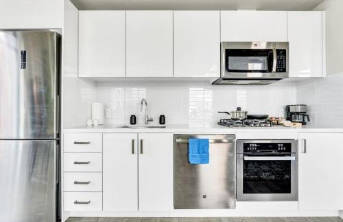 Connaught Casa | Corner Luxury High-Rise Condo Sleeps 7