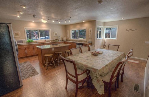 Tahoe Island Casa | Sunny Home w / mesa de billar, barbacoa, patio cercado. Duermen 8 en 5 habitaciones (CYH1098)