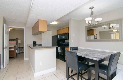 Brandon Condominio | Unidad de esquina - 2 habitaciones, 2 baños - Cerca del centro de Tampa