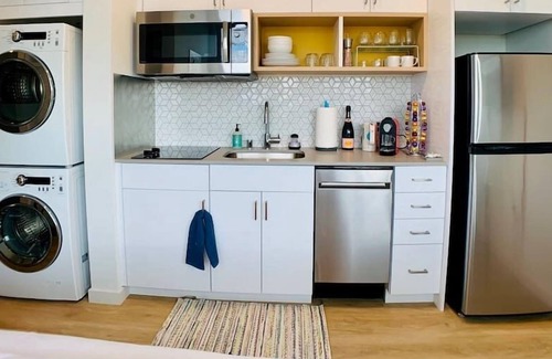 Roosevelt Condominio | Corner unit studio with natural light and premium amenities for a very comfortable quick stay.