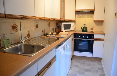Helford Passage Cabaña | Cornish Cottage 100m from dog friendly beach+pub enclosed garden off rd parking