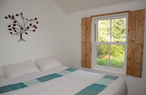 Helford Passage Cabaña | Cornish Cottage 100m from dog friendly beach+pub enclosed garden off rd parking