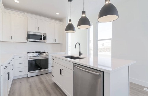 Daybreak Casa | Corporate Housing Fully Furnished Daybreak Gourmet Kitchen Pets Always OK