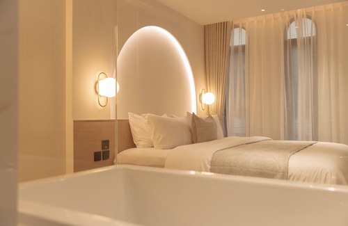 Wang Burapha Phirom Hotel | Corridor2407 Hotel