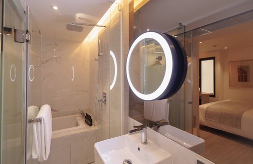 Wang Burapha Phirom Hotel | Corridor2407 Hotel