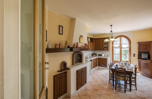 Cortona Villa | Corte della Luna, elegante villa con piscina rodeada de un olivar sugerente