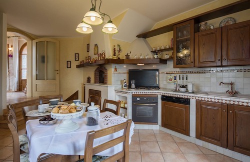 Cortona Villa | Corte della Luna, elegante villa con piscina rodeada de un olivar sugerente