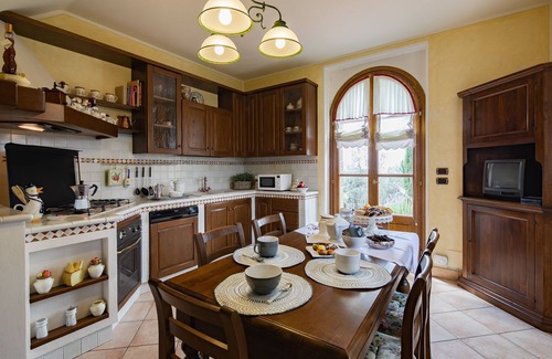 Cortona Villa | Corte della Luna, elegante villa con piscina rodeada de un olivar sugerente