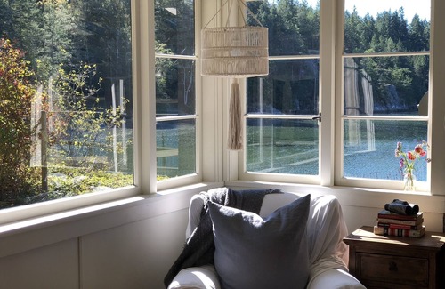 Mansons Landing Cabina | Cortes Beach house Relaxing cottage on the ocean