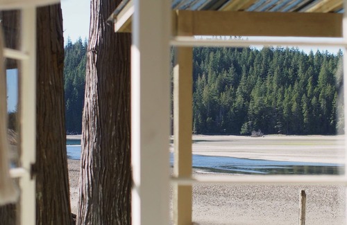 Mansons Landing Cabina | Cortes Beach house Relaxing cottage on the ocean