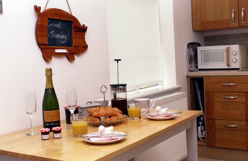 Cirencester Cabaña | Cosy Stone Cottage - The Bungalow Perrotts Brook - Detached, parking, wifi.