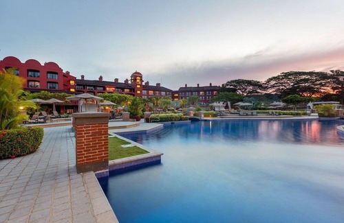 Herradura Complejo | Costa Rica beach resort by Marriott, right next to Marina