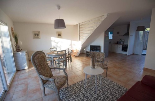 Cornillon Apartamento | Promo -30%: Casa confortable, terraza, jardín y piscina comunitaria.