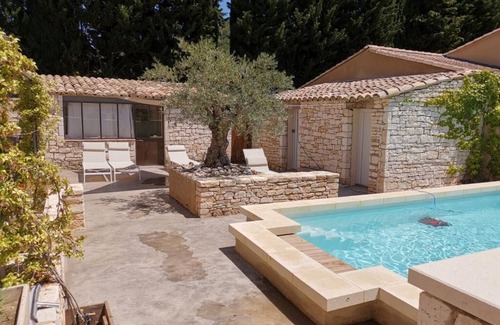 Cornillon Apartamento | Promo -30%: Casa confortable, terraza, jardín y piscina comunitaria.