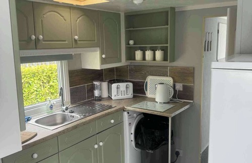 Skegness Cabina | Cosy 2-Bedroom Caravan with Decking
