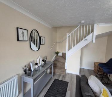 Stevenage Casa | Cosy 2 Bedroom House Stevenage Old town Close to Train Station Free Parking Sleeps 4-6