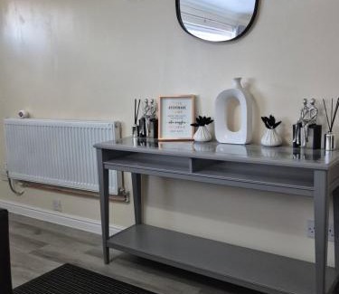 Stevenage Casa | Cosy 2 Bedroom House Stevenage Old town Close to Train Station Free Parking Sleeps 4-6
