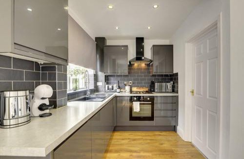 Stonnall Casa | Cosy 2 Bedroom Stay for 4 Guests Ample Parking and Fast WiFi Near NEC and Airport Special Deals Available!