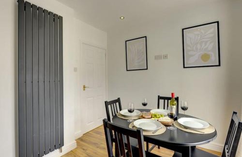 Stonnall Casa | Cosy 2 Bedroom Stay for 4 Guests Ample Parking and Fast WiFi Near NEC and Airport Special Deals Available!