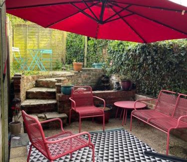 Newport Casa | Cosy 2 bedroom Victorian cottage, Newport, Isle of Wight