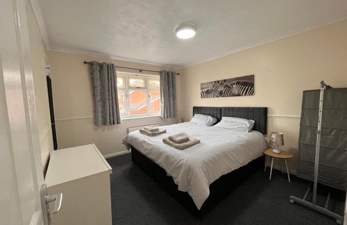 Brierley Hill Casa | Cosy 2 bedroomed semi detached house