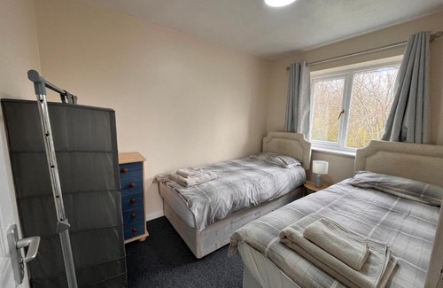 Brierley Hill Casa | Cosy 2 bedroomed semi detached house