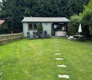 Fiddington Chalet De Esquí | Cosy 2 BR cabin on coast private hot tub ' Driftwood '