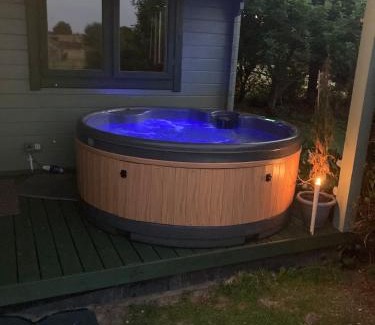 Fiddington Chalet De Esquí | Cosy 2 BR cabin on coast private hot tub ' Driftwood '