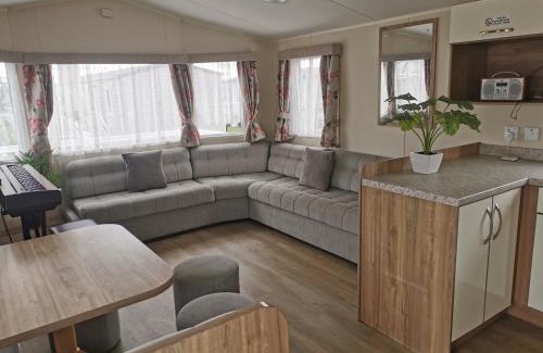 Layer Marney Casa | Cosy 3 Bedroom Beachfront Getaway in Mersea