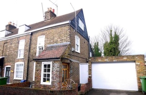 Waltham Cross Cabaña | Cosy 3-Bedroom Character Cottage in Historic Waltham Cross