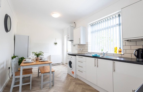 St Helens Casa | Spacious & Bright 3 Bedroom House in St Helens