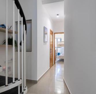 Mosta Apartamento | Cosy 3BR Duplex Penthouse with Terrace & Views by Isola360
