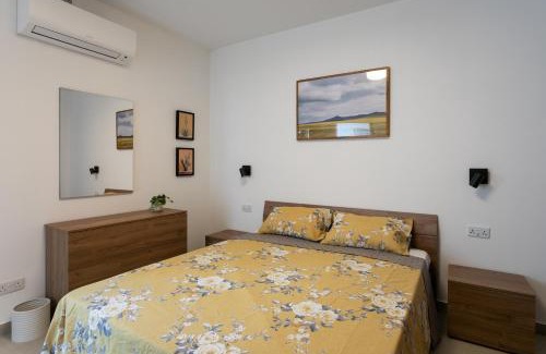 Mosta Apartamento | Cosy 3BR Duplex Penthouse with Terrace & Views by Isola360