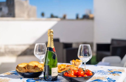 Salice Salentino Apartamento | Acogedor apartamento con jacuzzi, A/C, WIFI, TV y patio, cerca de Lecce