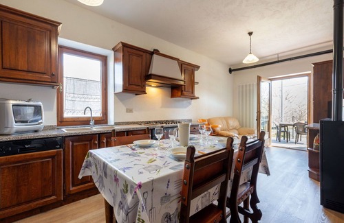 Fenis Apartamento | Precioso apartamento para 4 personas con WIFI, piscina, TV, terraza y mascotas permitida