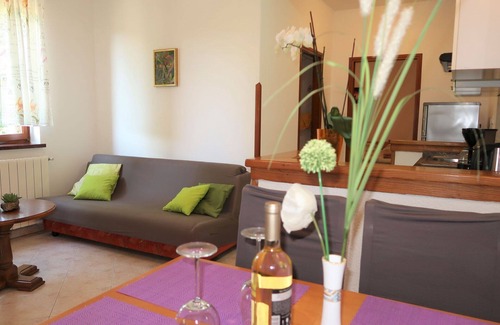 Sveta Nedelja Apartamento | Acogedor apartamento para 3 personas con A/C, WIFI, piscina, TV y patio