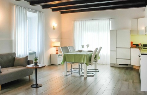 Vira Apartamento | Bonito apartamento para 3 personas con WIFI, piscina, TV y patio