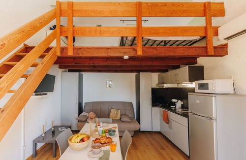 Tarcu Apartamento | Hermoso apartamento para 4 personas con WIFI, A/C, piscina, terraza y mascotas permitida