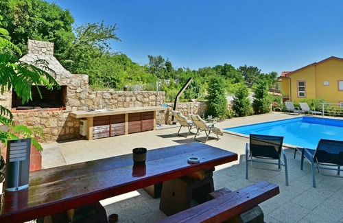 Ribarica Apartamento | Hermoso apartamento con WIFI, A/C, piscina, TV, terraza, mascotas permitida y aparcamiento