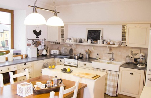 Lukavice Apartamento | Hermoso apartamento para 6 personas con piscina, WIFI, TV y patio