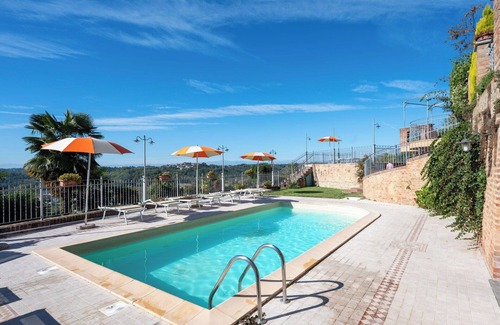 Cossombrato Apartamento | Hermoso apartamento para 4 personas con WIFI, piscina, A/C, TV, patio y mascotas permitida