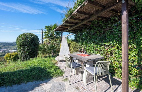 Cossombrato Apartamento | Hermoso apartamento para 4 personas con WIFI, piscina, A/C, TV, patio y mascotas permitida