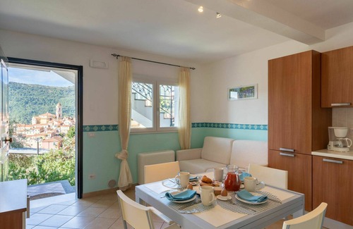 Pietrabruna Apartamento | Precioso apartamento para 6 personas con WIFI, piscina, TV, patio y vista panorámica