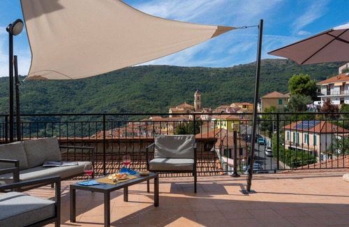 Pietrabruna Apartamento | Precioso apartamento para 6 personas con WIFI, piscina, TV, patio y vista panorámica