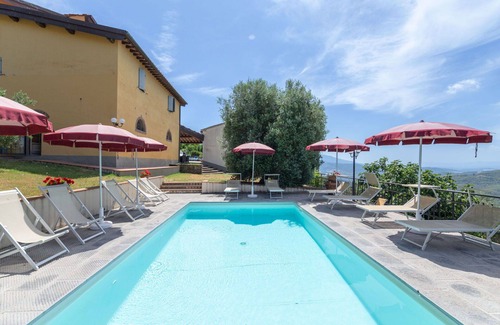 Montebonello Apartamento | Acogedor apartamento para 8 personas con WIFI, piscina, TV, mascotas permitida y vista panorámica