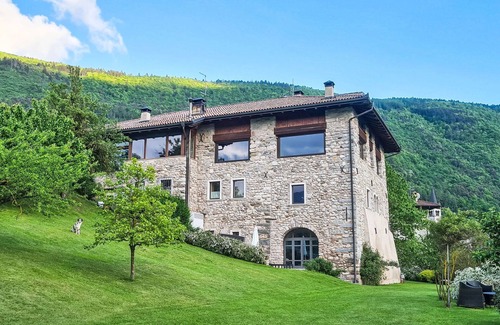 Comano Terme Apartamento | Bonito apartamento para 4 personas con piscina privada, WIFI, TV, patio y mascotas permitida