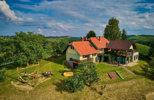 Ljutomer Casa | Hermoso apartamento en villa para 7 personas con bañera de hidromasaje, WIFI, A/C, TV y patio