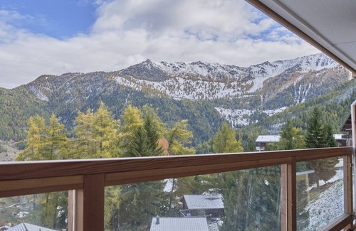 Riddes Apartamento | Cosy Apartment in the Centre of Town With Views and Parking